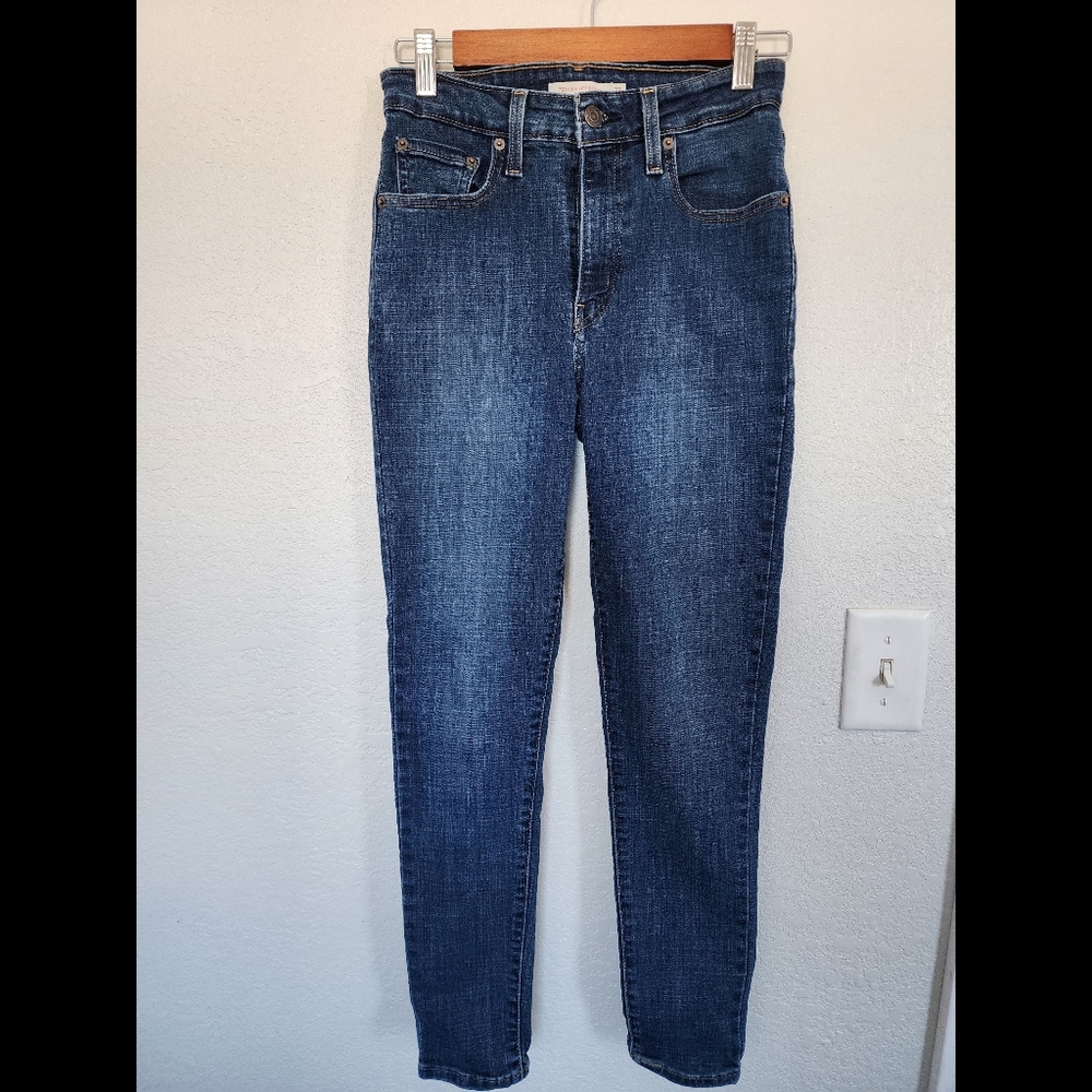 Levi’s 721 High Rise Skinny Jeans in Dark Indigo Wash - Size 27